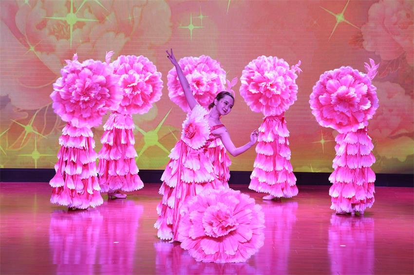 开云线上平台,开云（中国）2019年度工作动员大会---舞蹈《花开树恩》