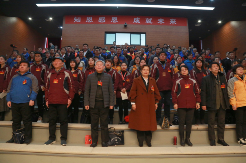 开云线上平台,开云（中国）2019年度工作动员大会---舞蹈《花开树恩》